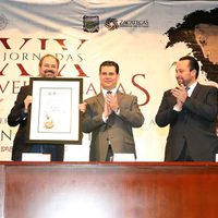 Recibe Villoro Premio de Poesía Ramón López Velarde