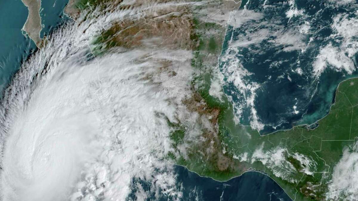 El huracán Norma se debilitó ligeramente mientras se desplazaba frente a la costa del Pacífico de México