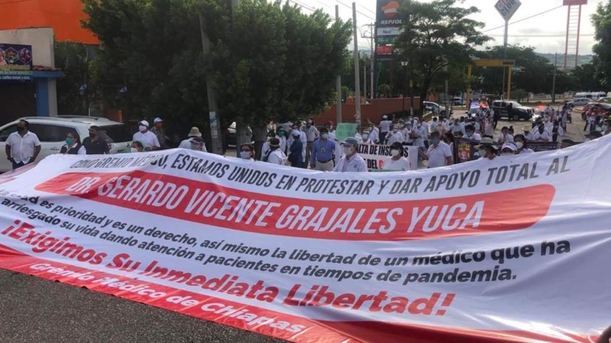 Vicente Grajales fue detenido por presunto abuso de autoridad. Fuente: (Twitter)