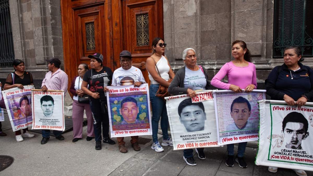 Padres y madres de los normalistas al ingresar a Palacio Nacional