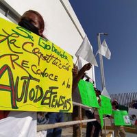 Encadenadas, madre y esposa de autodefensas detenidos en Veracruz exigen su liberación