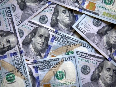 El dólar se desplomó tras las elecciones legislativas y los mercados le dan un nuevo respaldo a Javier Milei