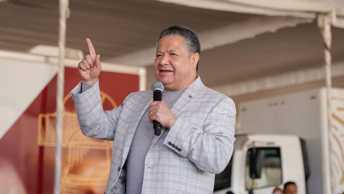 Julio Menchaca, gobernador de Hidalgo, sufre desmaya durante evento en Actopan