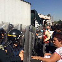 A empujones, granaderos desalojan a manifestantes que bloqueaban gasolinera en Tlalpan (Video)