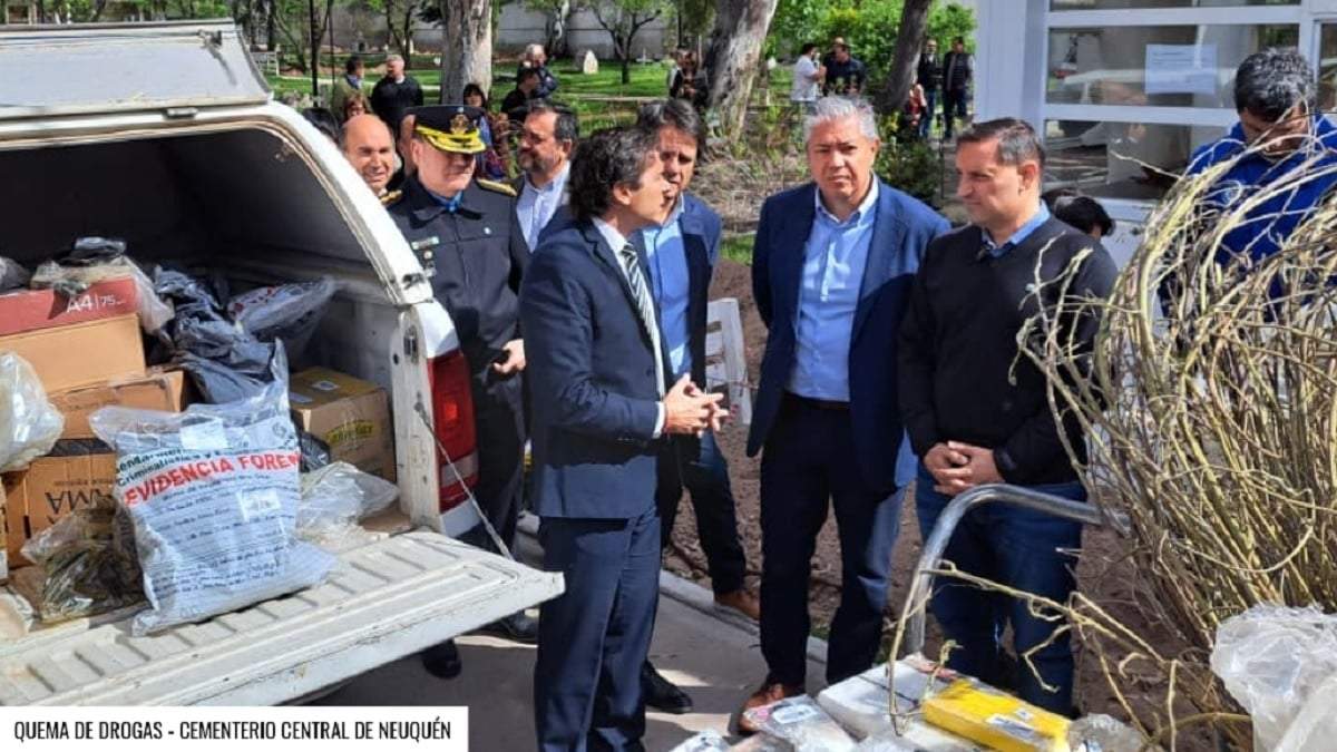 El fiscal general, el ministro de Seguridad, el gobernador y el intendente, previo ala quema de drogas en el cementerio central. Fuente (MPF)