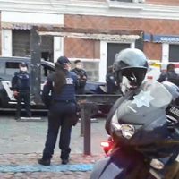 Comerciantes reabren pese a epidemia y golpean a reportera y camarógrafo