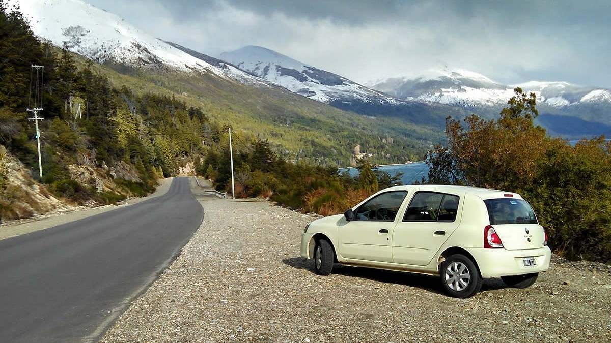 Reclamo del sector autos de alquiler en Bariloche. Fuente: (Twitter)