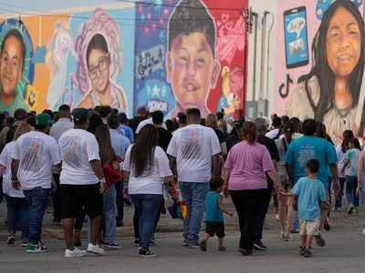 A un año de la matanza en Uvalde, Biden pide prohibir venta de armas para acabar con masacres