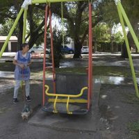 Una menor se fracturó luego de ceder la rampa de una hamaca para niños con discapacidad