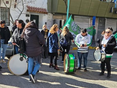 Paro indefinido en el Registro Civil: trabajadores protestaron en el Ministerio de Economía