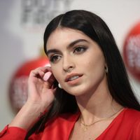 Lucía, la hija de Cayetano Rivera, deslumbró en el mar con este conjunto estival