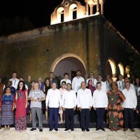 Habrá pacificación sin autoritarismo, dice AMLO ante los Nobel de la Paz