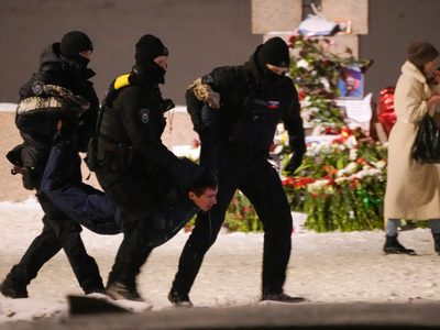 Más de 200 detenidos en manifestaciones en recuerdo a Alexei Navalni en Rusia
