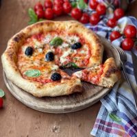 Pizza con champagne: te va a enamorar esta receta con un sabor único para disfrutar en verano