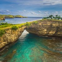 En Indonesia, la isla de Nusa Penida es el paraíso de los surfistas