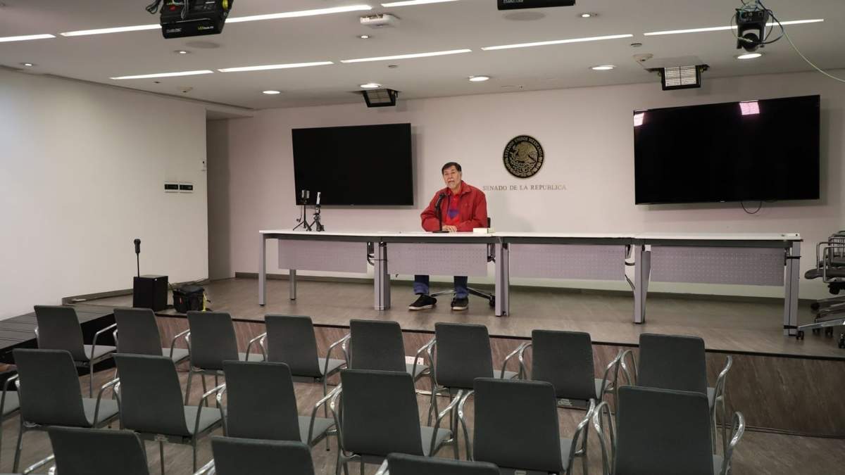 Gerardo Fernández Noroña en un auditorio vacío en el Senado de la República