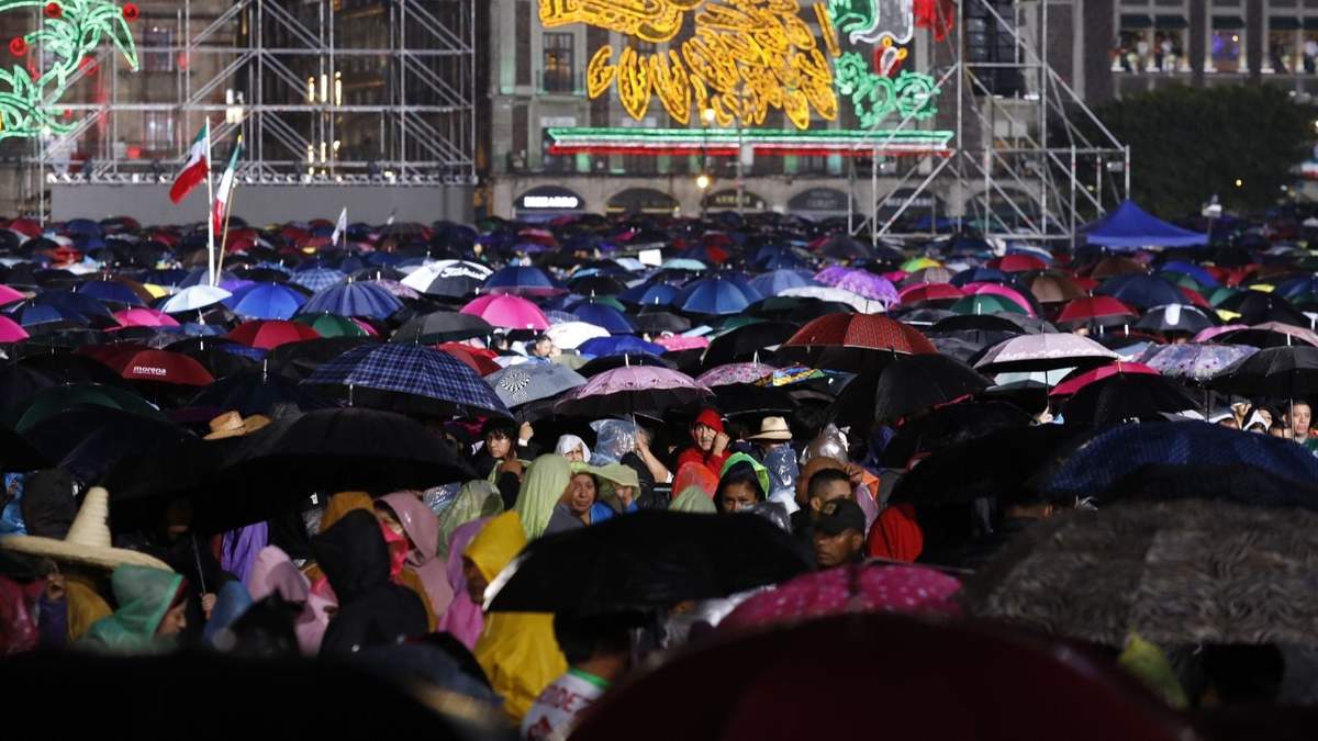 Lluvia el pasado domingo durante el grito en el Zócalo
