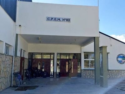 Estudiantes del CPEM 83 reclaman mejoras edilicias