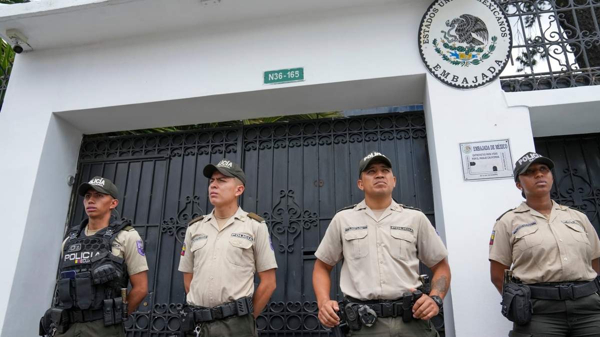 Policías de Ecuador en la Embajada de México en Quito