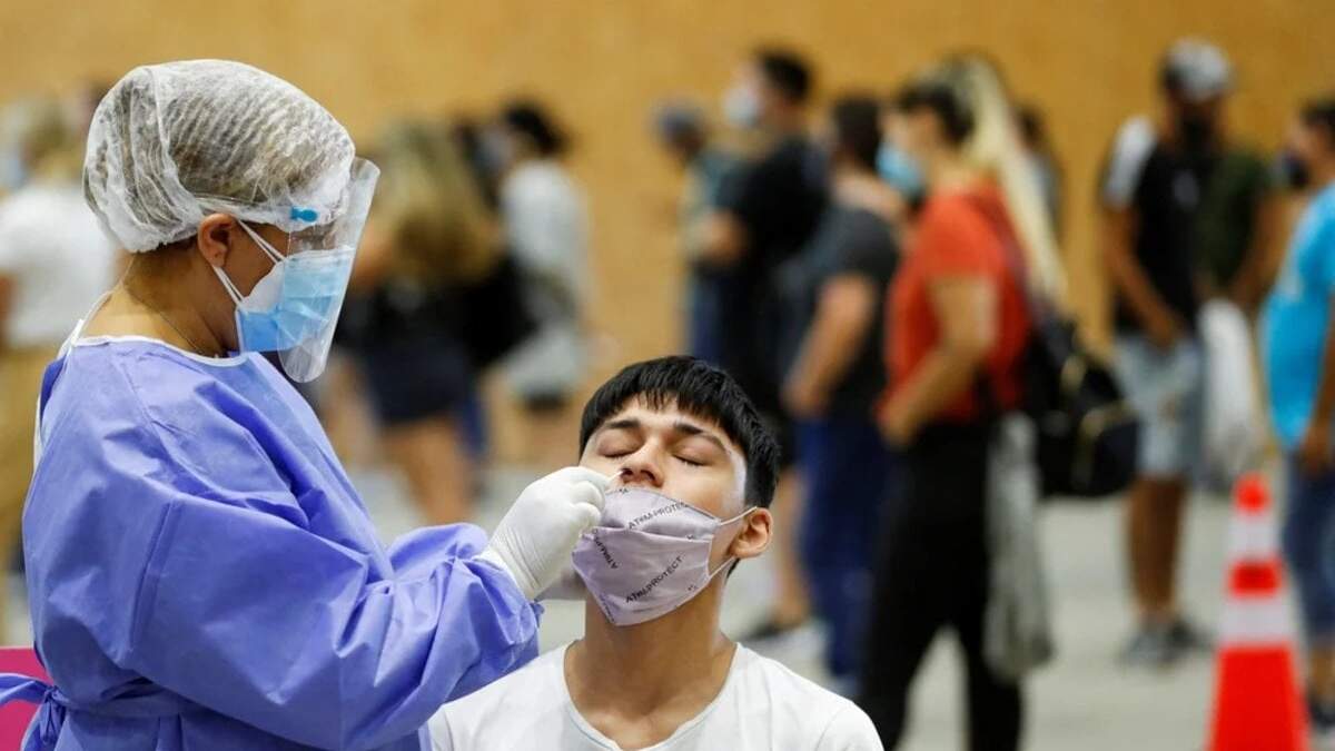 Ante la suba de casos de Covid-19, las autoridades recomiendan ponerse las dosis de refuerzo. Fuente: (Reuters).