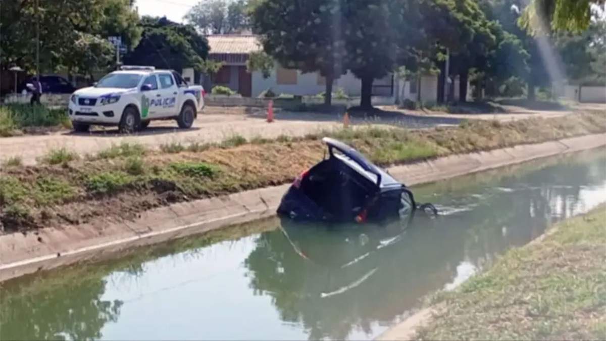 Así quedó el Sandero en el canal de Riego.