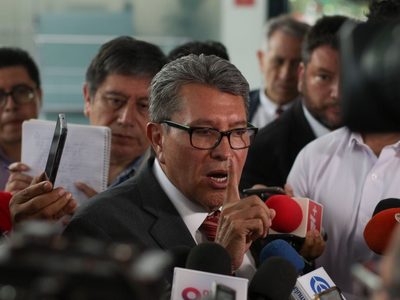 Ebrard se adelantó al dar a conocer su renuncia, considera Monreal