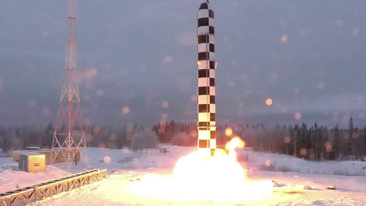 El misil ruso balístico intercontinental Sarmat parte durante una prueba de lanzamiento en un punto no revelado en Rusia