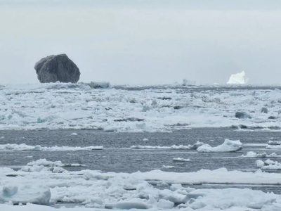 Un pescador encontró un extraño iceberg negro y quedó desconcertado