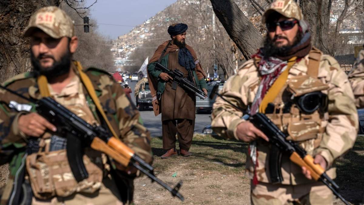 En el aeropuerto de Kabul mataron a 13 militares estadunidenses durante la caótica retirada de Estados Unidos de Afganistán