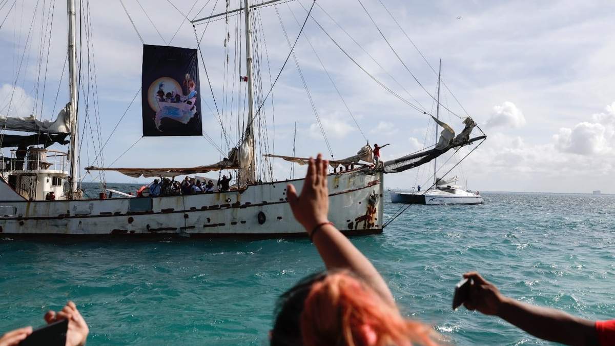La delegación zapatista se despide desde el barco que los llevará a España