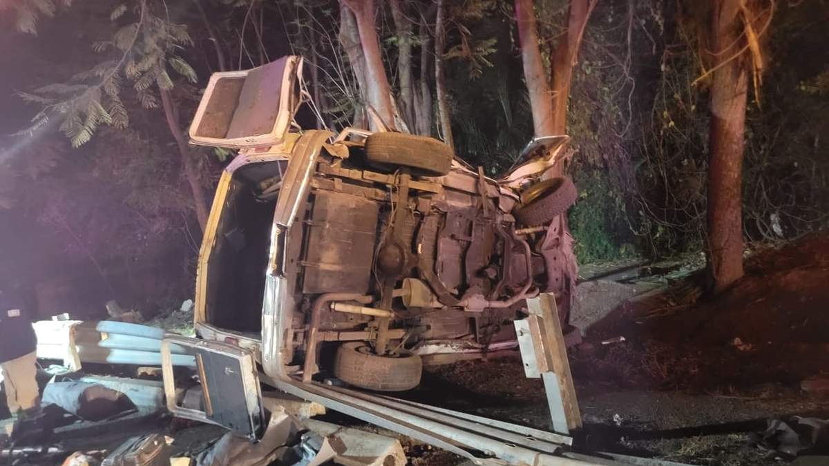 Camioneta volcada