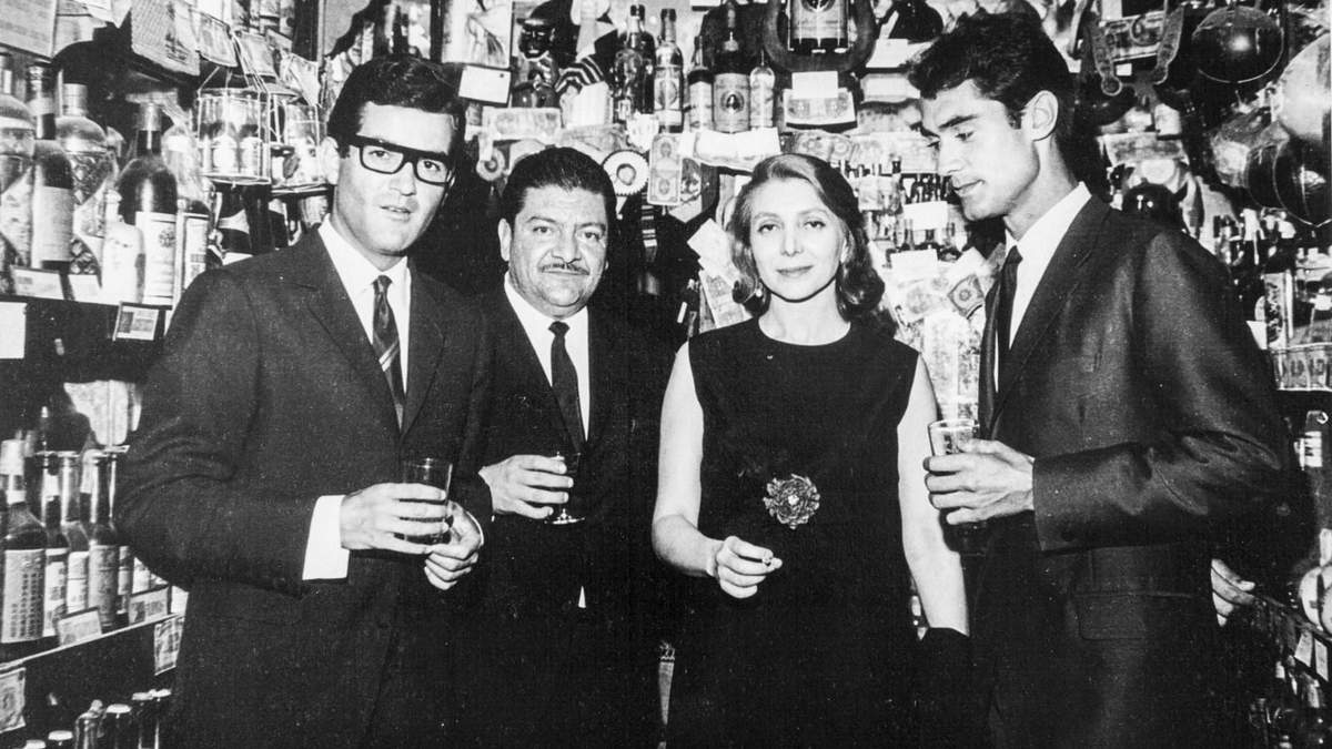 José Alfredo y María Dolores Pradera (al centro), con el Dúo Dinámico: Manuel de la Calva y Ramón Arcusa (Madrid, 1966)