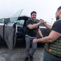 La Cybertruck que maneja Samuel García: Entre el exhibicionismo y polémica de placas