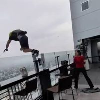 ¿Quién es el hombre que saltó en paracaídas desde el Hotel RIU en Guadalajara?