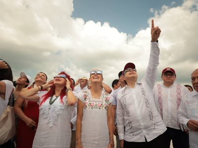 “Es Claudia, lo dice el sol, lo dice la luna”: Mario Delgado usa el eclipse para la campaña (Video)