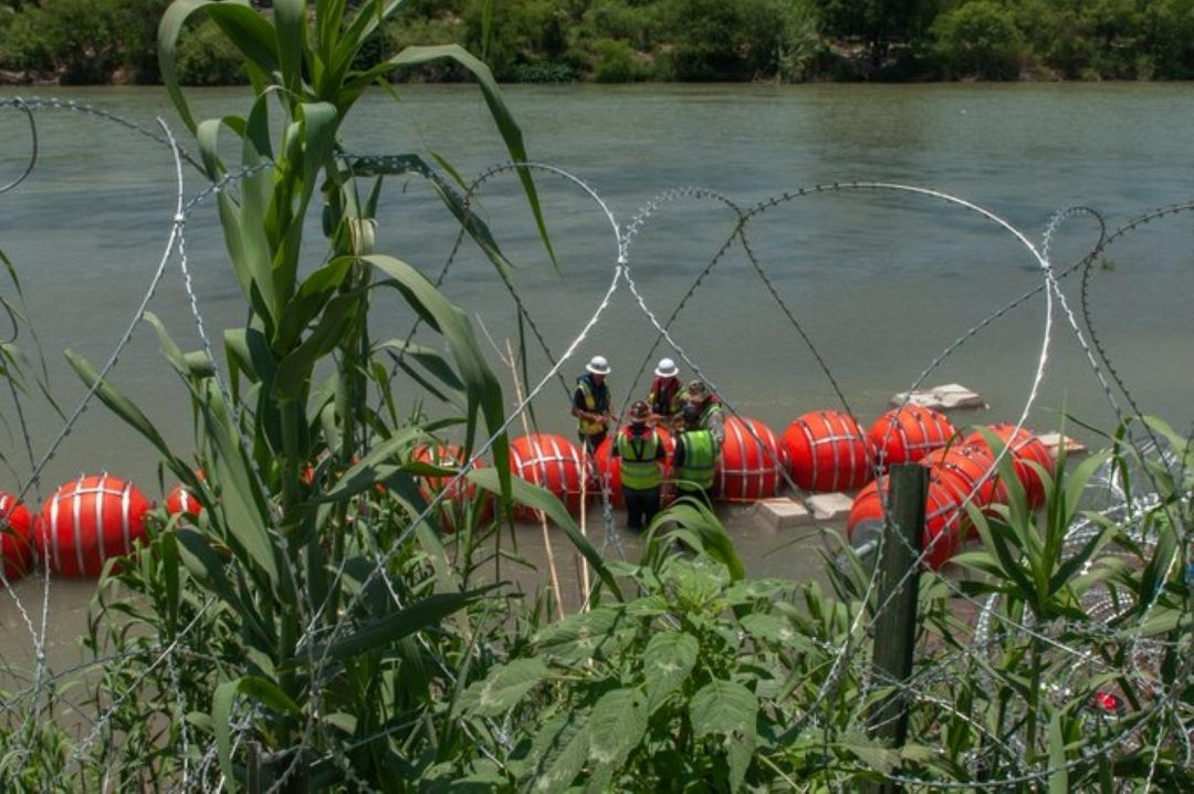 boyas , muro flotante en río Bravo