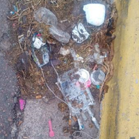 Alarma en Maipú por residuos patológicos tirados en plena calle frente al hospital Paroissien