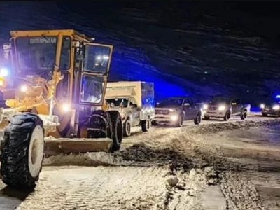 En dos operativos similares en la ruta 13 rescataron a doce personas varadas en la nieve