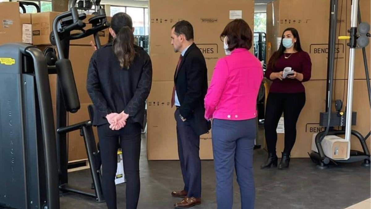 Cinthya Maribel Leyva Roa, a la derecha, con un papel en la mano, durante una entrega de equipamiento deportivo al Cnar. A la izquierda, Ana Guevara, acompañada del secretario de Hacienda, Arturo Herrera