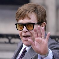Elton John revela que perdió la vista y le cuesta ver su nuevo musical