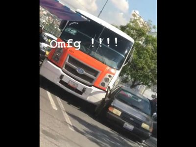 Tras reclamo, chofer de transporte público arrastra automóvil particular en Querétaro (Video)