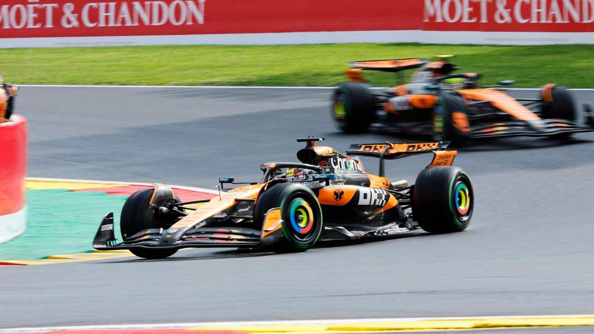 El piloto de McLaren, Oscar Piastri, de Australia, a la izquierda, conduce su coche por delante del piloto de McLaren, Lando Norris, de Gran Bretaña, durante el Gran Premio de Fórmula 1 en el circuito de Spa-Francorchamps en Spa, Bélgica