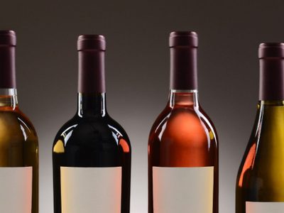 No tires las botellas de vino usadas y en simples pasos hacé la lámpara colgante que es tendencia en decoración