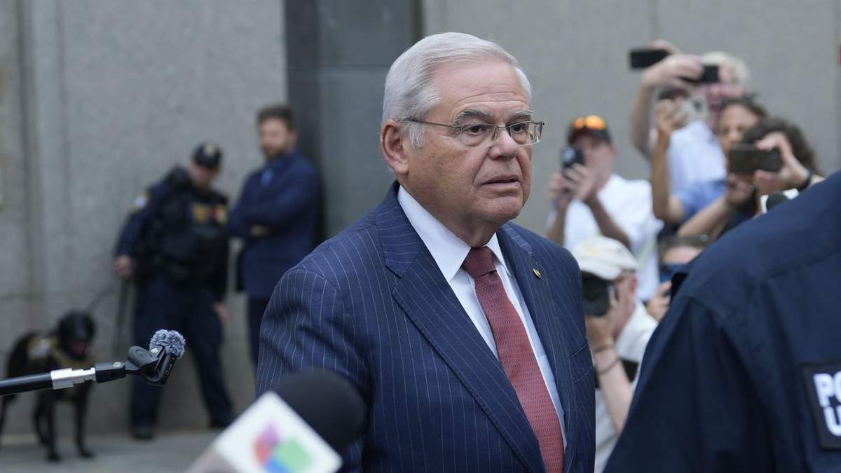 El senador Bob Menendez abandona un tribunal federal en Nueva York, el martes 16 de julio