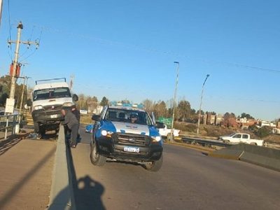 Incidente en Ruta 7: una conductor se "encandiló" y terminó contra el muro de contención del puente