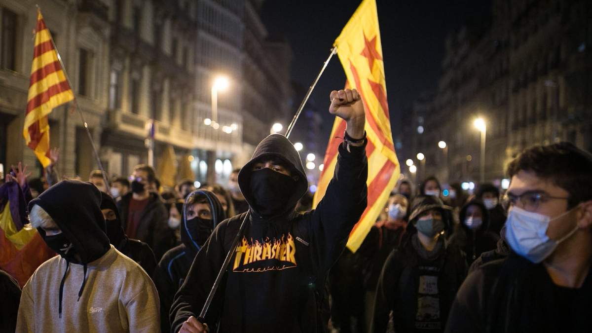 Cientos de personas se volcaron a las calles para rechazar la detención del cantante Pablo Hasel. Fuente: (Twitter)