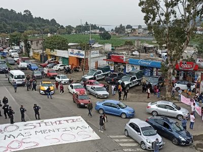 Habitantes de San Miguel Topilejo bloquearon la carretera México-Cuernavaca
