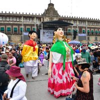Sheinbaum llega al Zócalo capitalino y da la bienvenida a simpatizantes de AMLO (Videos)