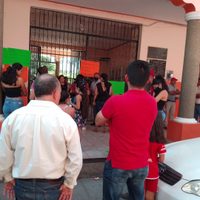 Toman el palacio municipal de Aguililla tras agresión de Aureoles a profesor