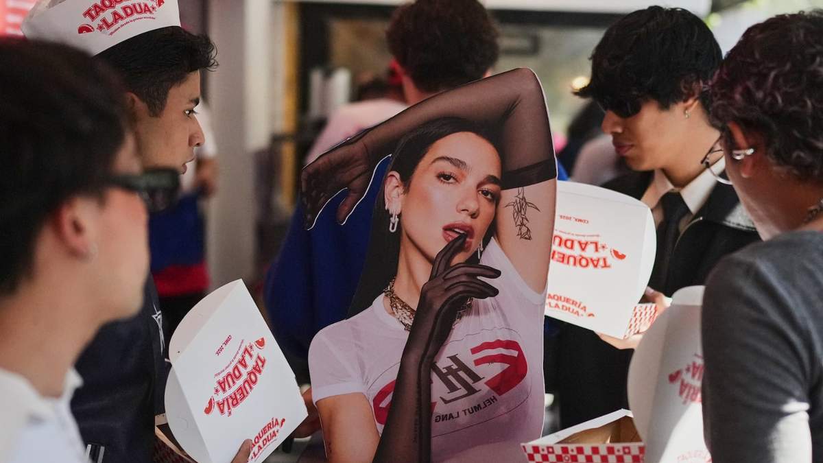 Fans y clientes en la apertura de la taquería La Dua de Dua Lipa, un restaurante emergente para sus fans en la Ciudad de México